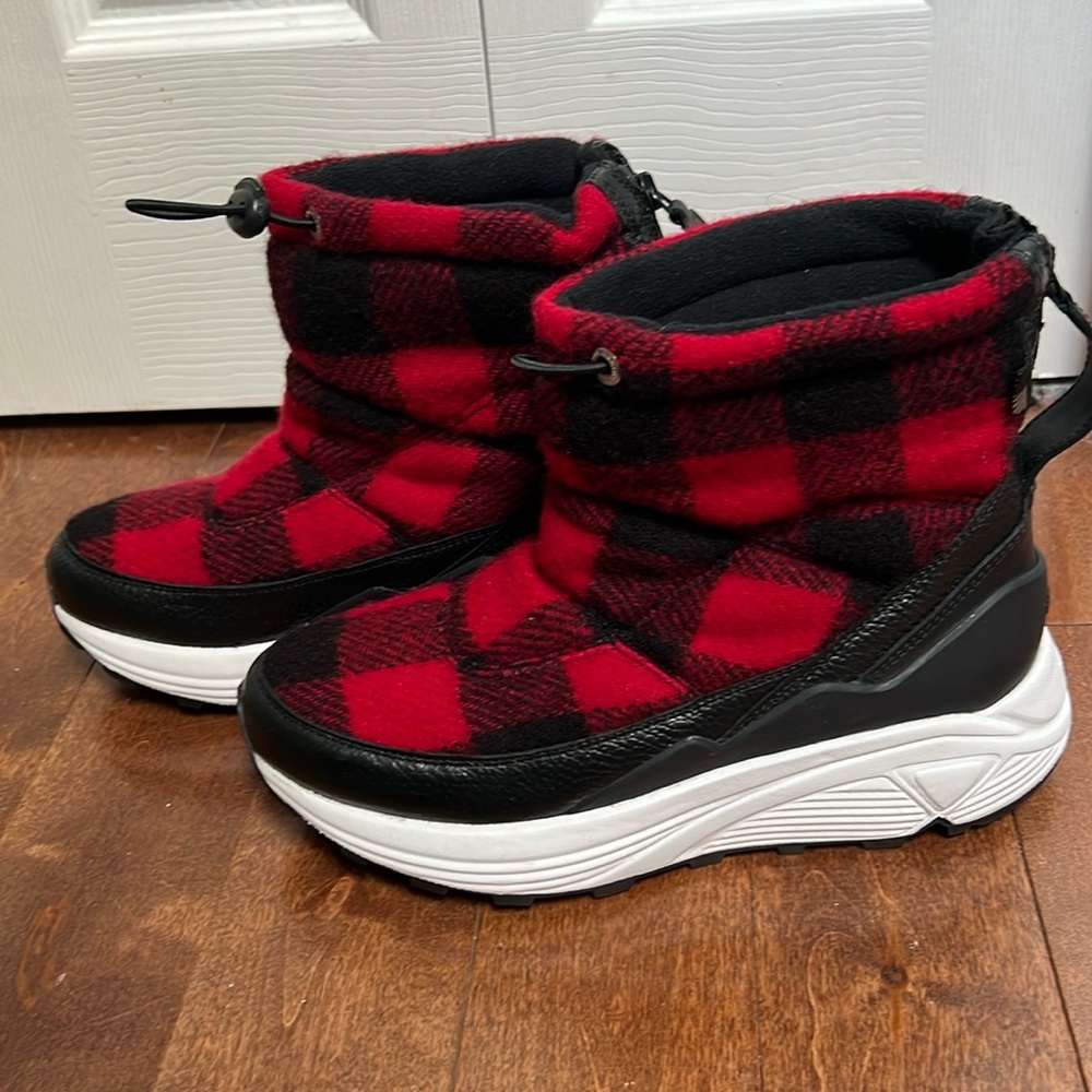 New Women’s Woolrich Red and Black Plaid Arctic Boot, Size 8
